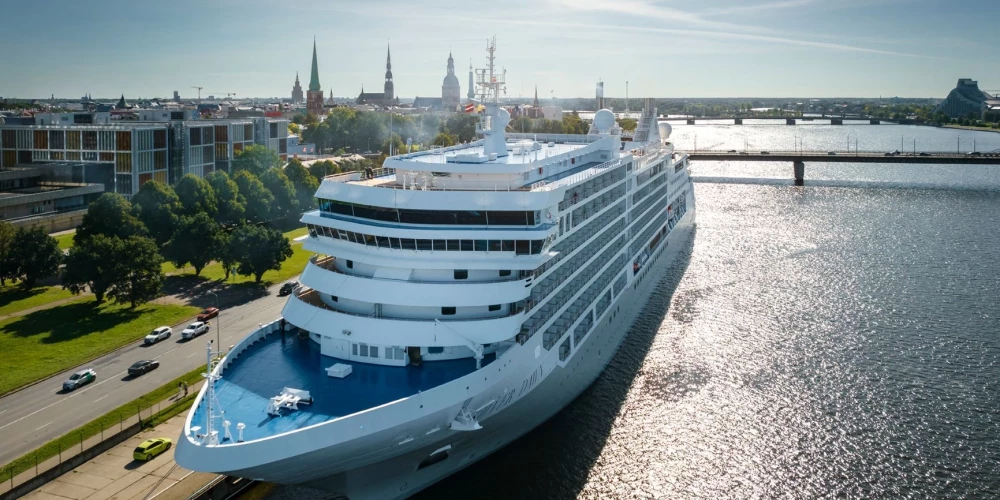Rīgas ostā viesojas ultra luksusa klases kruīza kuģis “Silver Dawn”. FOTO