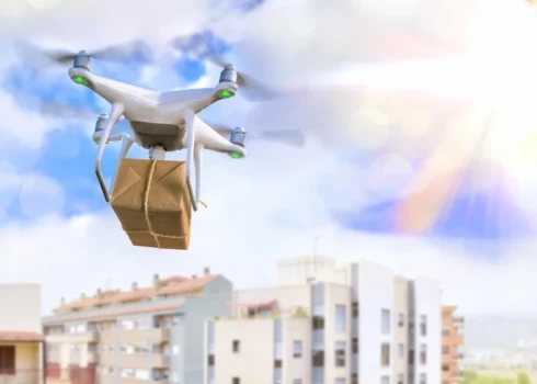 В Риге за 200 000 евро планируют маршруты воздушной почты дронов. Когда мы начнем получать посылки по воздуху?