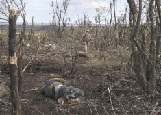Pie Bahmutas pārrauta krievu aizsardzības līnija, pavēsta Ukrainas sauszemes spēku komandieris