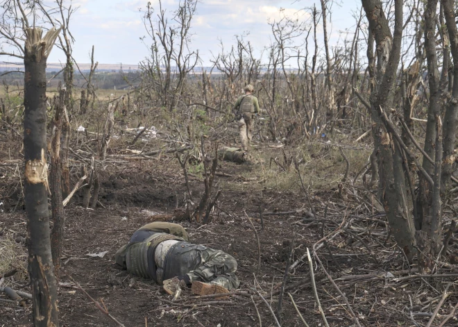 Pie Bahmutas pārrauta krievu aizsardzības līnija, pavēsta Ukrainas sauszemes spēku komandieris