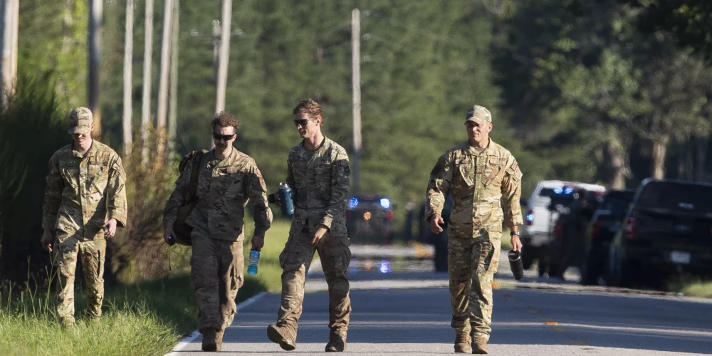 Militārpersonas pārmeklē iznīcinātāja avārijas rajonu