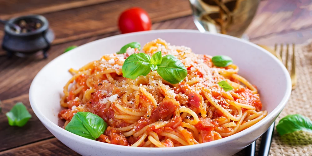 Spageti ar tomātiem un baziliku