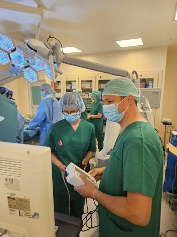 Jurģis Strautmanis, bērnu neirologs, Bērnu slimnīcas Epilepsijas un miega medicīnas centra vadītājs operācijas laikā veic izmeklējumus.