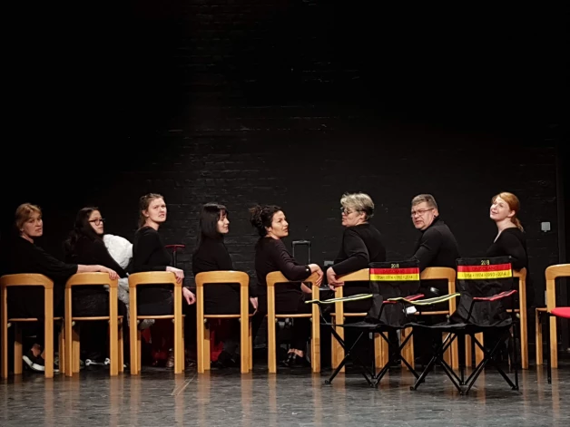 Kadrs no izrādes “Latvietis parastais”, amatierteātru festivāls “Laipa” Briselē 2018. gadā. Foto no amatierteātra-studijas “Ezīši” arhīva