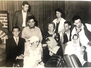 Minsteres latviešu ģimnāzijas teātris, kadrs no R. Blaumaņa izrādes “Sestdienas”, 1960. gads. Foto no Latviešu kopības Vācijā arhīva Minsterē.