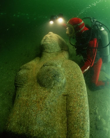 Faraona statuja.