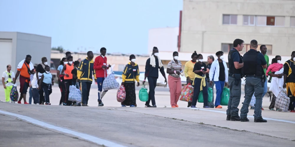 Eiropai draud pārvēršanās par Lampedūzu, brīdina Polijas premjerministrs