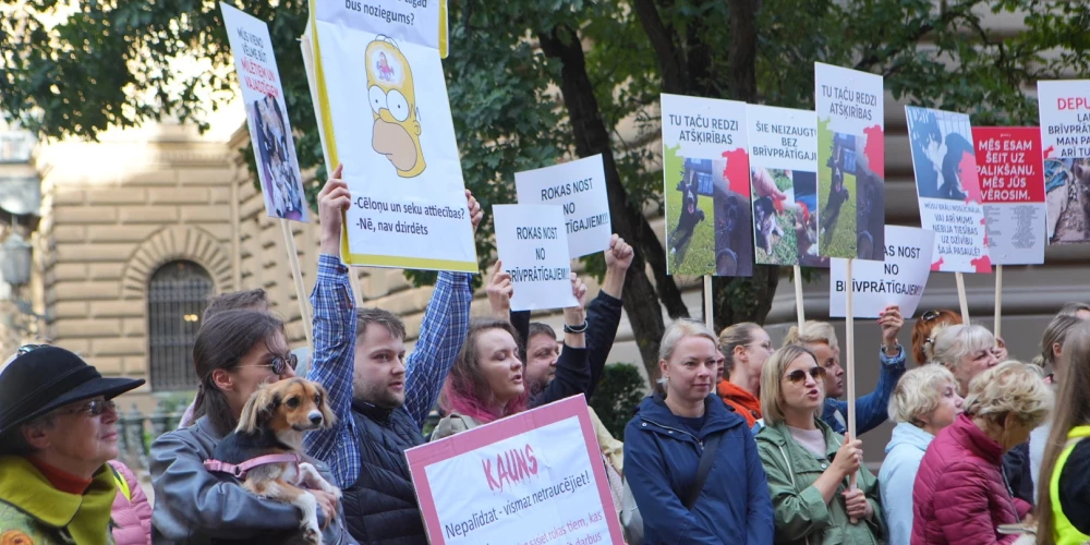Pie Saeimas pulcējās ap 100 dzīvnieku aizstāvju.