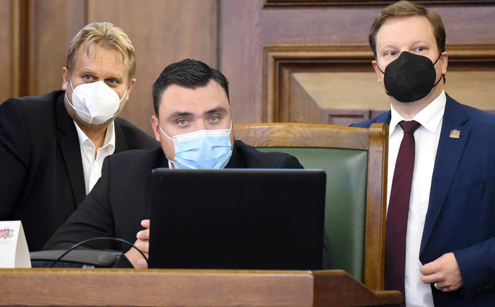 Kāpēc daļa Saeimas deputātu nēsāja sejas maskas, bet pēc pāris dienām no tām atsacījās. FOTO