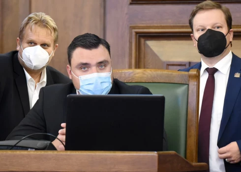 Kāpēc daļa Saeimas deputātu nēsāja sejas maskas, bet pēc pāris dienām no tām atsacījās. FOTO