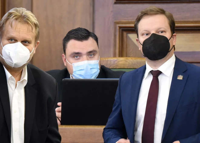 Vairāki Saeimas deputāti 15. septembra parlamenta plenārsēdi apmeklēja sejas maskās, bet pēc dažām dienām tās jau bija novilkuši.