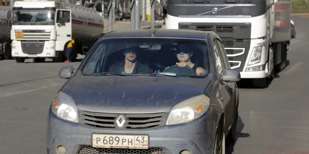 Norvēģija aizliegs iebraukt automašīnām ar Krievijas numura zīmēm
