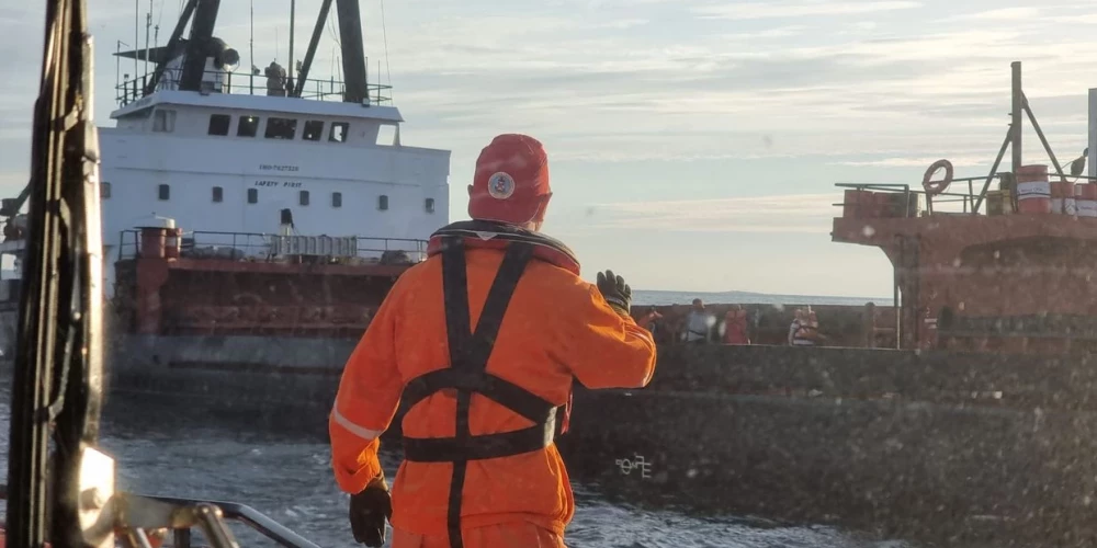 Rumānija veic izmeklēšanu par sprādzienu, kas nodarījis bojājumus kravas kuģim Melnajā jūrā