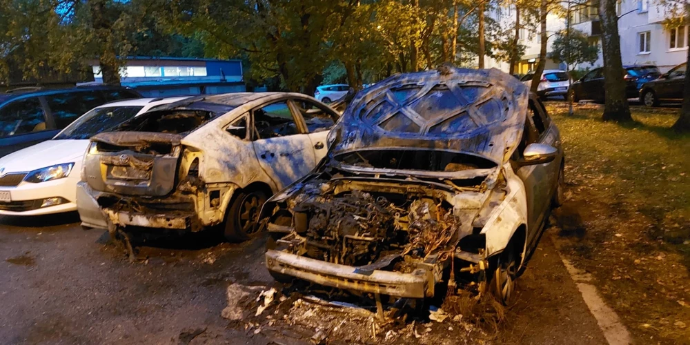В Иманте ночью сгорели несколько машин - жители не знают, что и думать