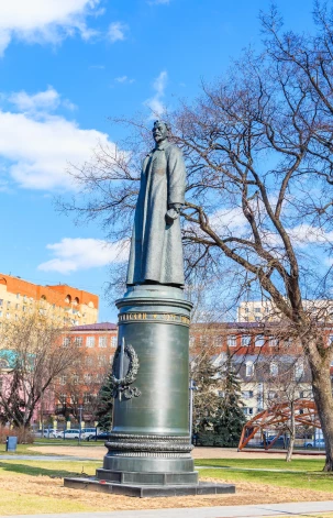 1991. gada augustā no postamenta nogāztais Feliksa Dzeržinska piemineklis kopā ar citiem saviem likteņbiedriem tagad atrodas kādā Maskavas parkā, bet drīzumā to plānots atgriezt kādreizējā vietā – vienā no galvenajiem Maskavas laukumiem.