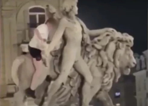 В Брюсселе турист сломал статую, которая только прошла реставрацию
