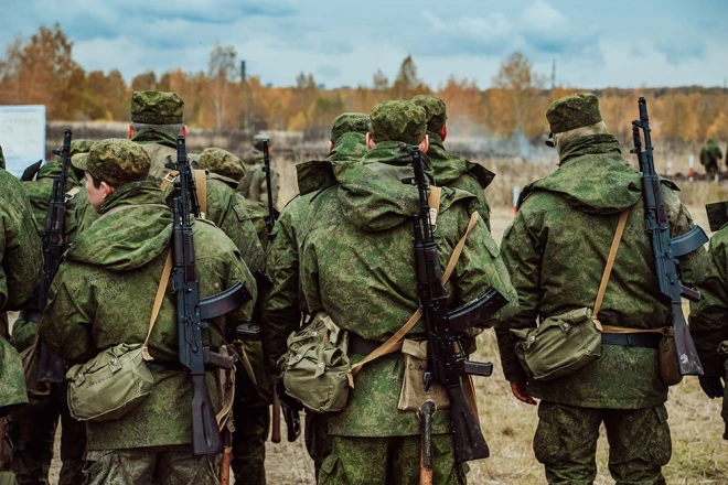 Okupanti lielāko daļu strādnieku mobilizējuši karam pret Ukrainu, otra daļa aizbēgusi. Atkritumus vienkārši nav, kam izvest.