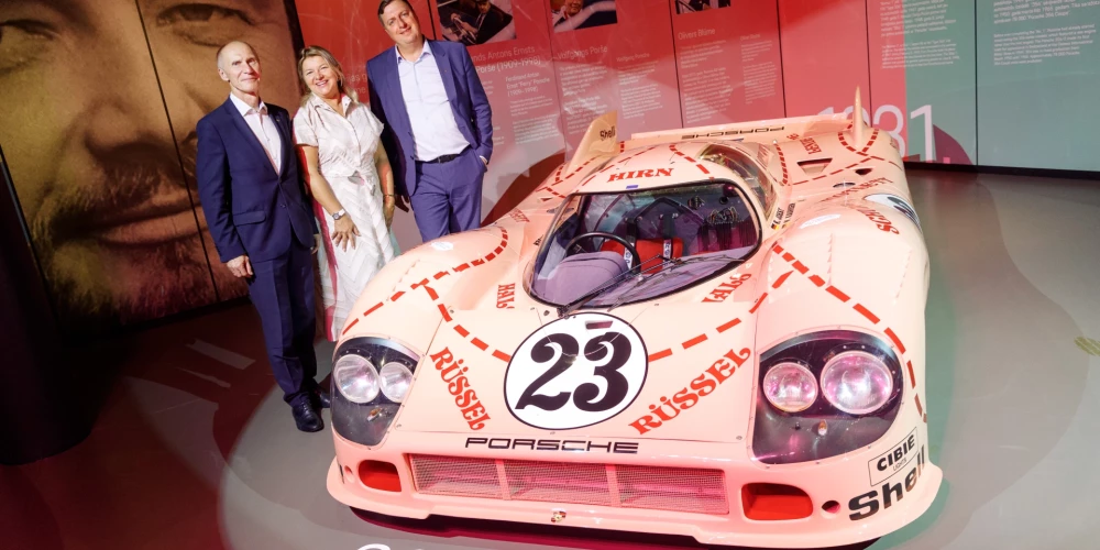 "Rozā cūka" un citas leģendas Rīgā — Motormuzejā atklāta unikāla “Porsche” vēsturisko automobiļu izstāde