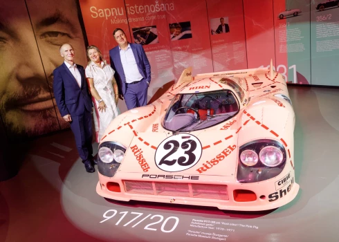 "Rozā cūka" un citas leģendas Rīgā — Motormuzejā atklāta unikāla “Porsche” vēsturisko automobiļu izstāde