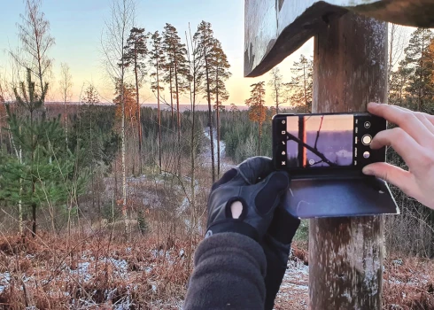 No Āža kalna virsotnes skaidrā laikā var saskatīt pāris kilometru attālo Durbes pili.