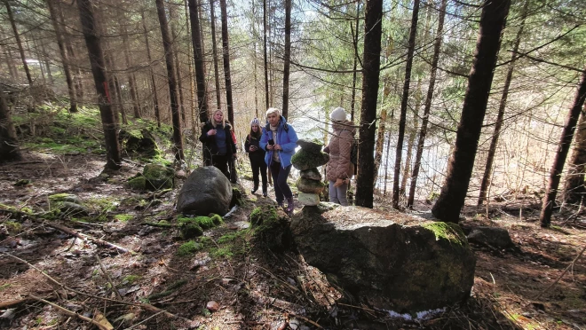 Tūristu grupa pie vienas no Vella acīm – Noslēpumu glabātāja krātera.