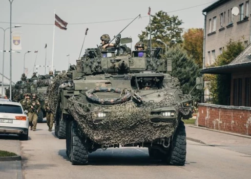 FOTO: Latvijas un NATO militārā tehnika iebraukusi Viļānos un Rēzeknē