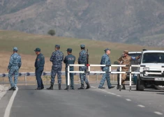 Armēnijas tiesībsargājošo iestāžu darbinieki stāv kontrolpunktā uz ceļa, kas ved uz Azerbaidžānas Kalnu Karabahas reģionu, netālu no Kornidzoras ciemata Armēnijā.