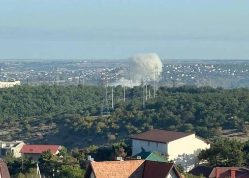 Sevastopolē atkal dzirdami sprādzieni, pilsētā paceļas dūmu mākonis