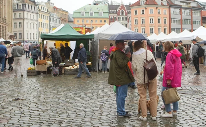 Apmeklētāji Doma laukumā varēja baudīt bagātīgas rudens ražas veltes, lietišķās mākslas meistaru darinājumus un daudzveidīgu kultūras programmu.