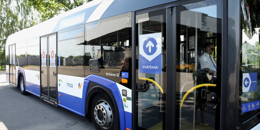 "Rīgas satiksmei" trūkst aptuveni 60 autobusu vadītāju