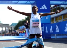 Berlīnes maratonā tiek ievērojami labots pasaules rekords