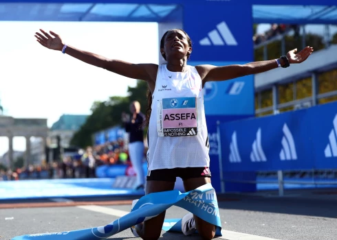Berlīnes maratonā tiek ievērojami labots pasaules rekords