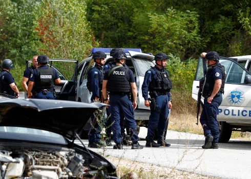 Pēc policista slepkavības Kosovā klosterī slēpjas 30 noziedznieku