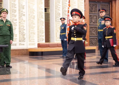 No rotaļu laukumiem līdz parādēm: Krievijas skolas kļūst arvien militarizētākas