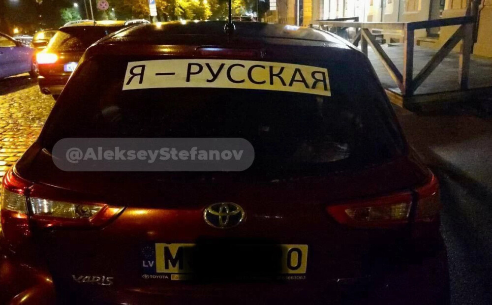 Policija: nav pieļaujama provokatīvu uzrakstu izvietošana krievu valodā uz automašīnām
