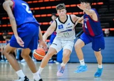 Ričards Aizpurs spēlē pret "Barcelona".