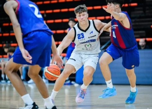 Ričards Aizpurs spēlē pret "Barcelona".