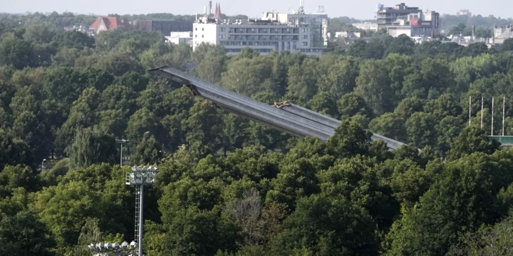 Момент падения обелиска в парке Победы.