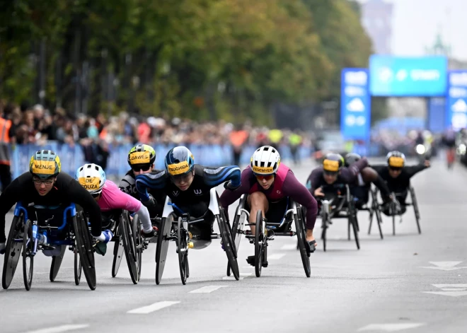 Ratiņkrēslā — Berlīnes maratona rekords! Trīs braucējas pārspēj iepriekšējo vislabāko sasniegumu