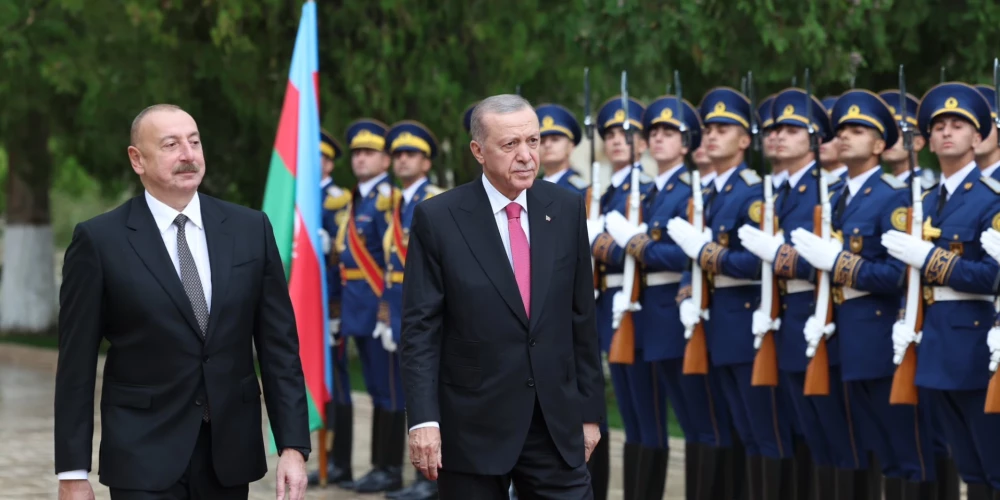 Azerbaidžāna sola garantēt Karabahas armēņu tiesības; tikmēr to pamet tūkstošiem armēņu