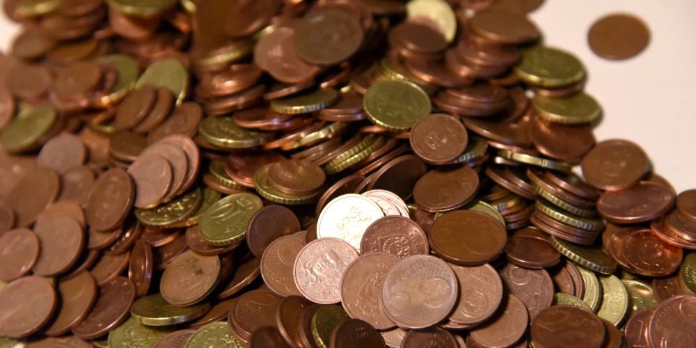 Latvijas Banka piedāvā noapaļot maksājumus skaidrā naudā un atteikties no viena un divu centu monētām
