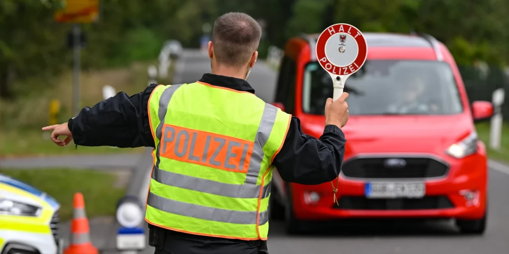 Polija pastiprina pārbaudes uz Slovākijas robežas, lai iegrožotu migrantu pieplūdumu

