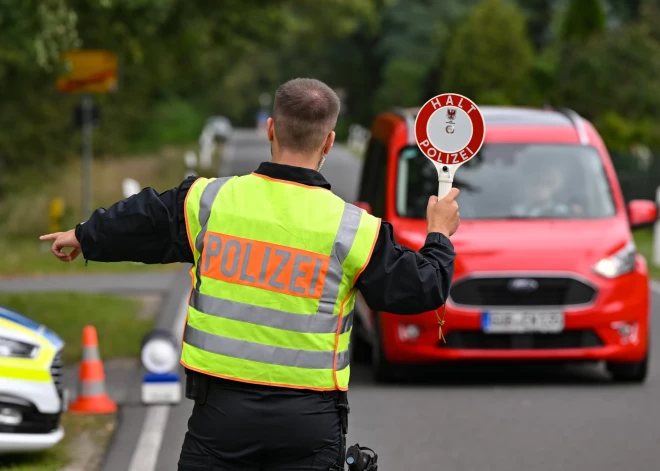 Polija pastiprina pārbaudes uz Slovākijas robežas, lai iegrožotu migrantu pieplūdumu