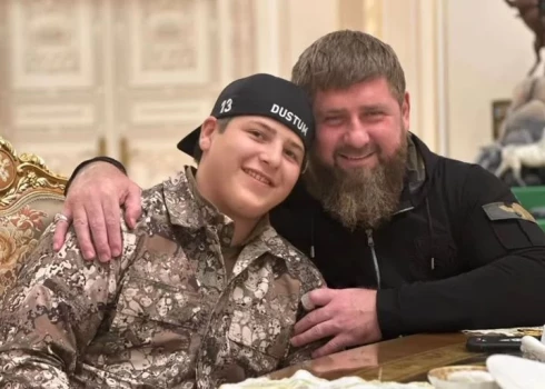 ВИДЕО: сын Кадырова жестоко избил задержанного россиянина - отец не отрицает и даже гордится