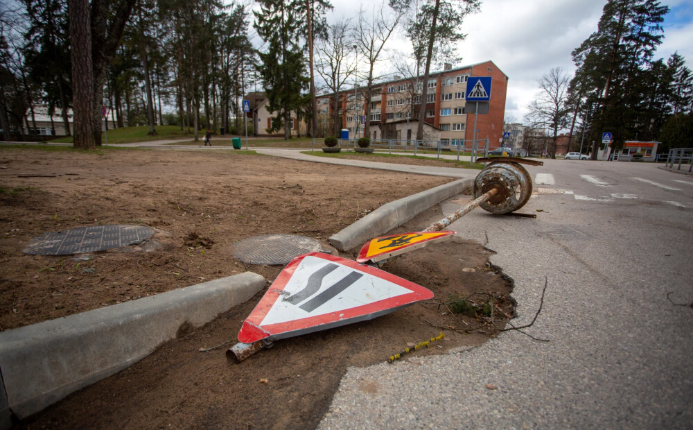 Latvijas pilsētā masveidā zog ceļazīmes; vandalisma apmēri jau apdraud satiksmes drošību