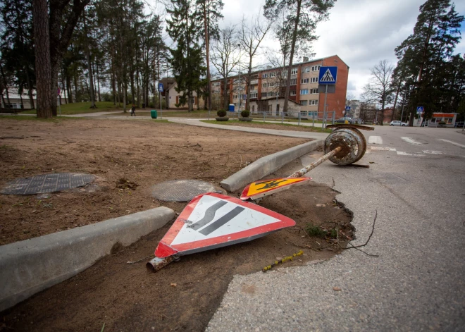 Latvijas pilsētā masveidā zog ceļazīmes; vandalisma apmēri jau apdraud satiksmes drošību