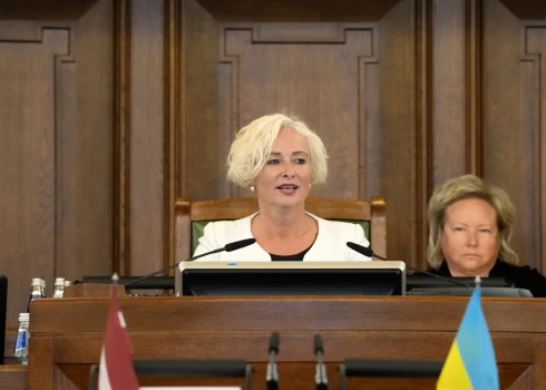Saeimas priekšsēdētāja ar ārzemniekiem runās latviski; nāksies izmantot tulku