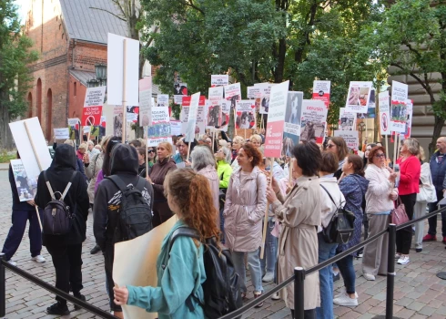 Перед зданием Сейма прошел пикет в знак протеста против изменений в законе о защите животных, которые, по мнению организаторов акции, только усложнят оказание помощи попавшим в беду животным.