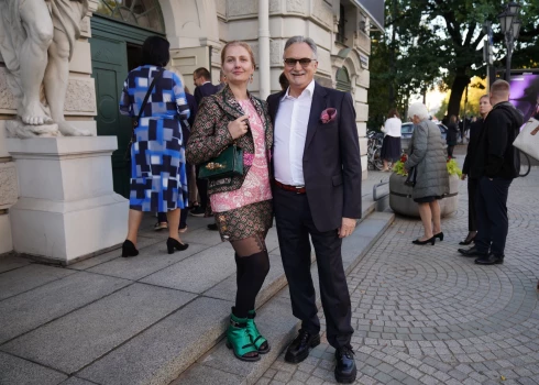 Miljonāra un mecenāta Jāņa Zuzāna 66. jubilejas priekšvakarā viņa un jaunās draudzenes Ilzes Grīnbergas ierašanās uz Nacionālā teātra pirmizrādi uzmanību izpelnījās, jau pārim pienākot pie parādes durvīm.