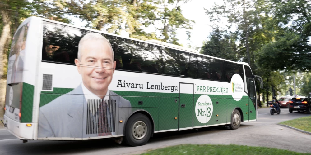 Partijas "Zaļo un zemnieku savienība" 14. Saeimas vēlēšanu reklāma uz autobusa.